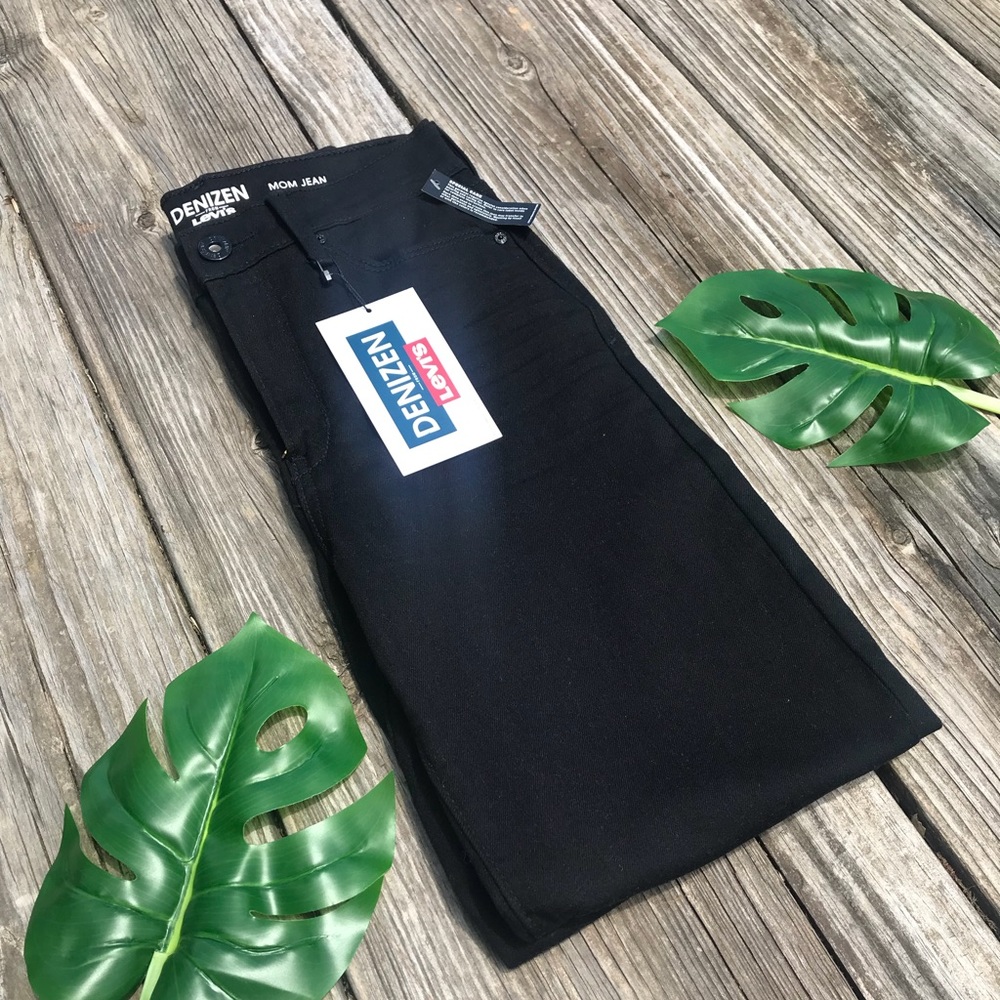 DENIZEN LEVI’S BLACK MOM JEANS